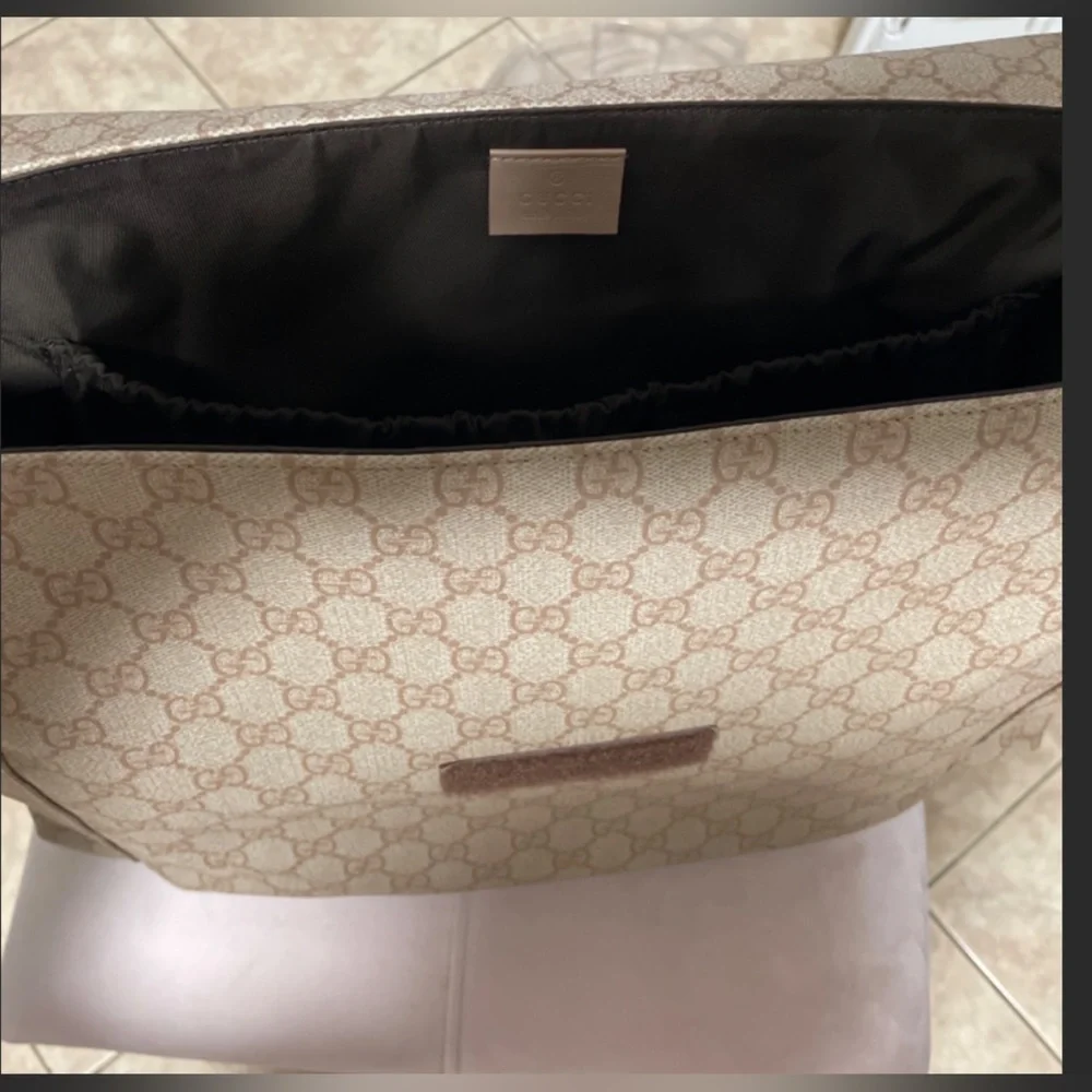 AUTHENTIC GUCCI BAG MINT CONDITION - Picture 3 of 4